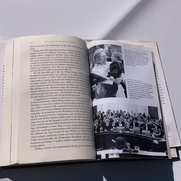 “Living history Hillary Rodham Clinton” hardback - Picture 6 of 14